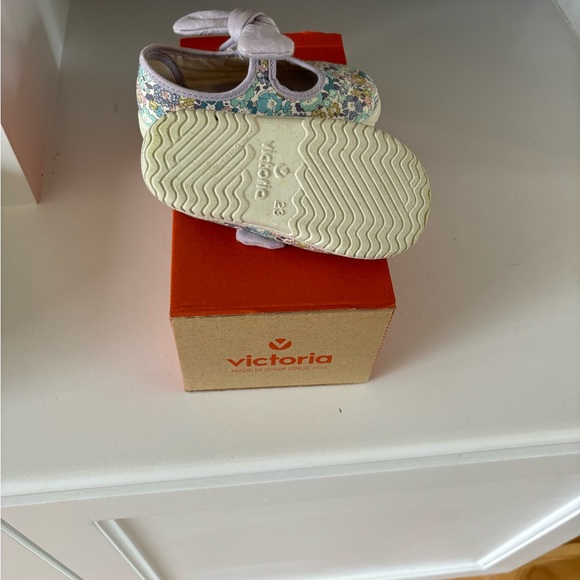 Victoria Brand size 23 floral pattern shoes. Adorable! - Picture 4 of 4